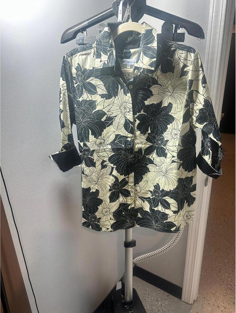 Perlavera Courtney Blouse Medium Black White Floral Button Front Shirt NWT Chic - Picture 3 of 3